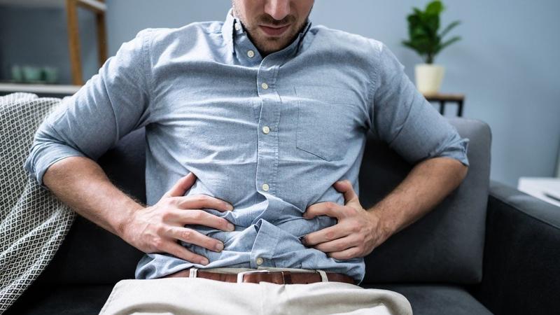 Bol i nelagodnost na desnoj strani stomaka su prvi simptomi česte bolesti