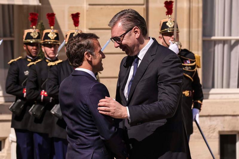 Makron dočekao Vučića ispred Jelisejske palate