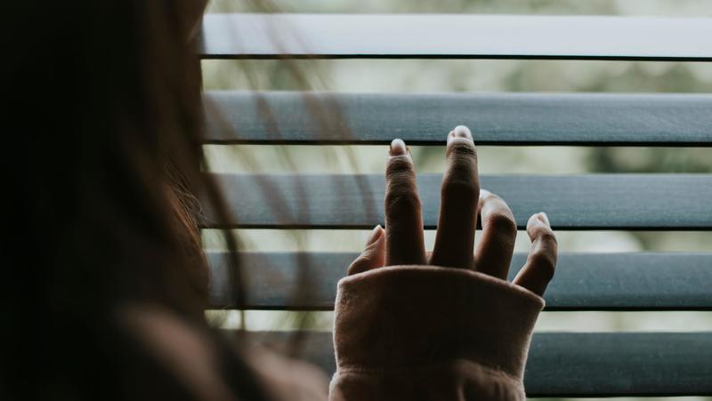 Stalker a processo, una prof nel mirino: “Anche foto pornografiche nella mail della scuola”