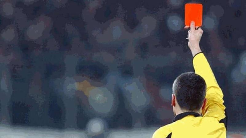 Calciatore picchia arbitro: arriva la maxi squalifica