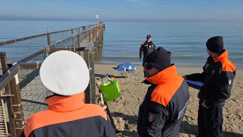 Rimini, choc in spiaggia: un cadavere in mare