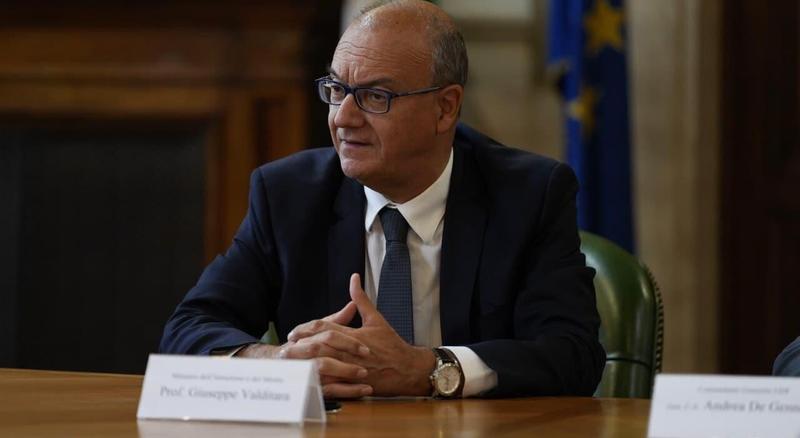 Scuola, Valditara: «Nessun indottrinamento gender in classe». Ecco come cambiano educazione sessuale e affettiva Scuola, Valditara: «Nessun indottrinamento gender in classe». Ecco come cambiano educazione sessuale e affettiva