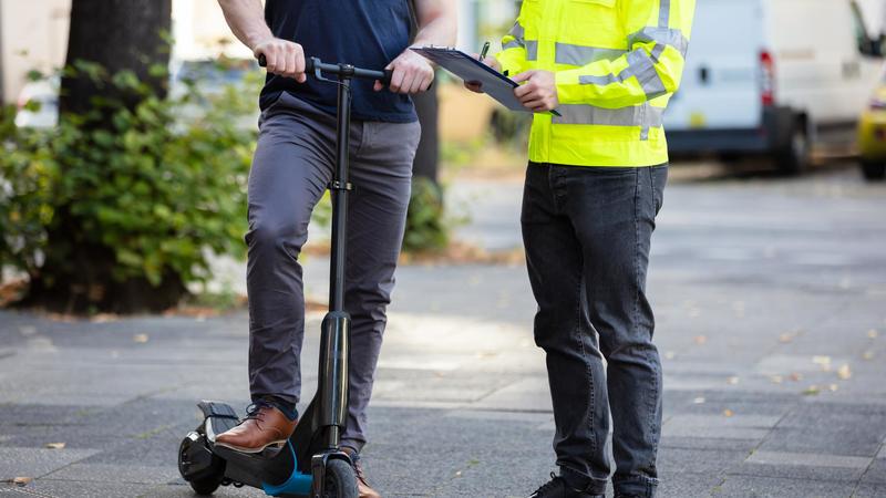 Monopattini elettrici, ora c’è il decreto: quando saranno obbligatorie targa e assicurazione /