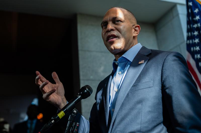Jeffries Blocks Vote on Restoring Federal Workers’ Collective Bargaining Rights
