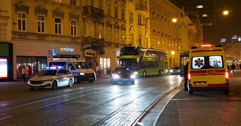 Zamaskirani maloljetnici iz tučnjave na Trgu bana Jelačića: 'Ne mrzimo nikoga. Imamo prijatelje u Dalmaciji' Zamaskirani maloljetnici iz tučnjave na Trgu bana Jelačića: 'Ne mrzimo nikoga. Imamo prijatelje u Dalmaciji'
