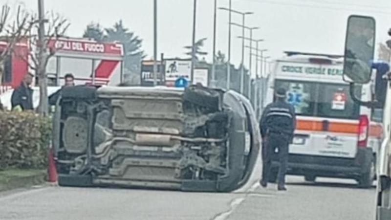 Auto si ribalta ad Albano, 20enne in ospedale - Video Auto si ribalta ad Albano, 20enne in ospedale - Video