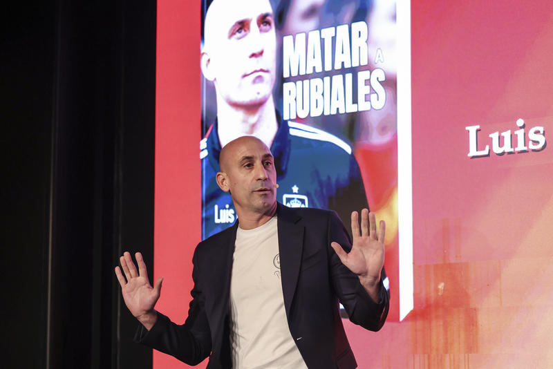 Rubiales: «El Gobierno me dijo que dimitiera un lunes o que echaba a todo mi equipo» Rubiales: «El Gobierno me dijo que dimitiera un lunes o que echaba a todo mi equipo»
