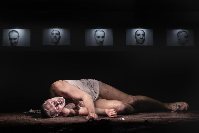 Al Kismet l’indagine sulla frammentazione dell’identità ovvero schegge di memoria disordinata ad inchiostro policromo Le foto Al Kismet l’indagine sulla frammentazione dell’identità ovvero schegge di memoria disordinata ad inchiostro policromo Le foto