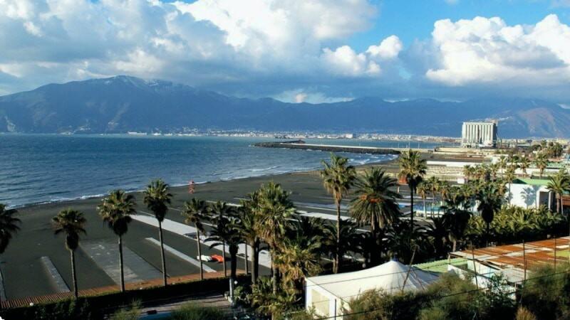 Torre Annunziata, pedane e blocchi prefabbricati rimossi dal lungomare: erano ancora lÃ¬ dall'estate