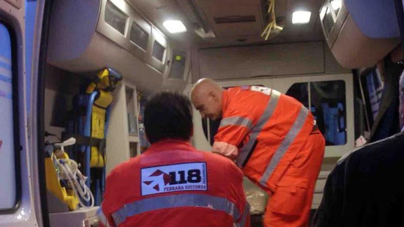 Rapina in farmacia, cliente accoltellato