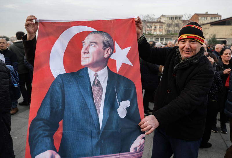 Αθάνατο ταμπού και είδωλο της αντιπολίτευσης