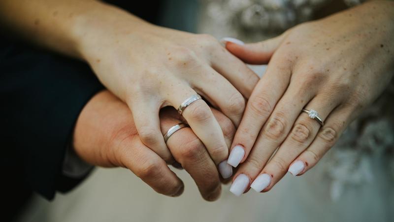 Il limbo matrimoniale di un 54enne, ha due mogli ma viene assolto: 