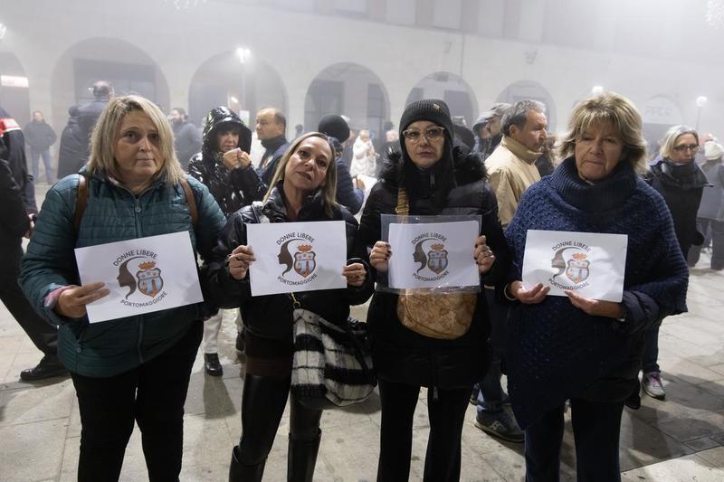 Portomaggiore scende in piazza e parte la rabbia delle donne: «Indignate per quelle parole»