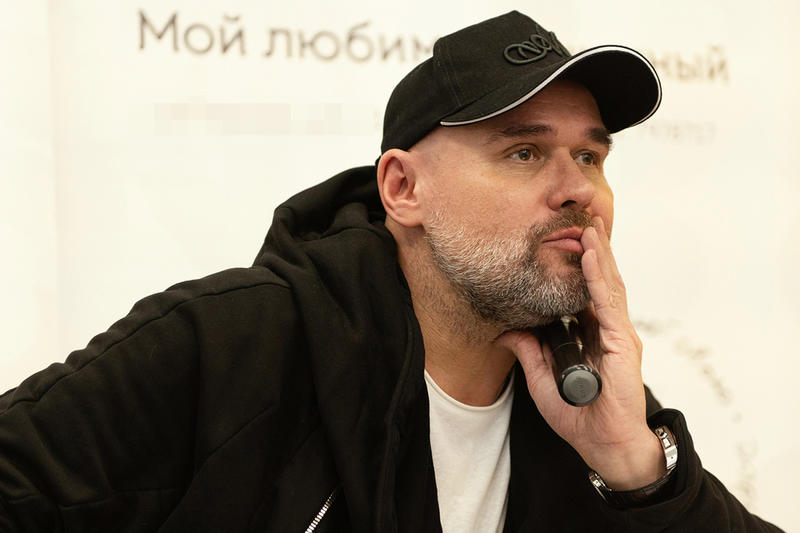 «Это я пытаюсь детям своим объяснить»: Аверин рассказал накануне юбилея, почему меняет театры