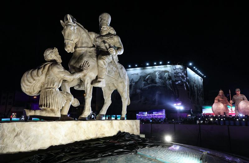 Un empereur romain à genoux devant un roi perse : que faut-il lire derrière la nouvelle statue dévoilée à Téhéran ?