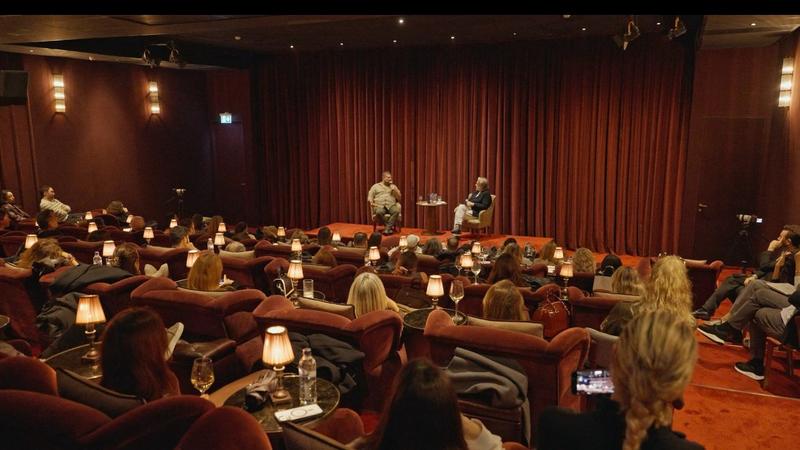 Salı akşamı bir ‘kadın matinesinde’ duyduğum cümle: “Köylüler şehirlilerden daha iyi sevişir” Salı akşamı bir ‘kadın matinesinde’ duyduğum cümle: “Köylüler şehirlilerden daha iyi sevişir”