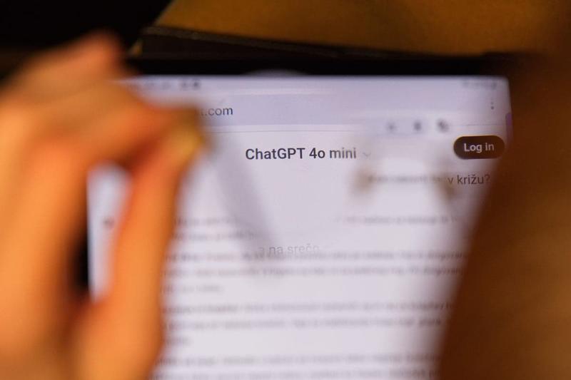 (STRAN 210) Kolumna Boštjana Narata: Kučma na Gottwaldovi glavi. Ali botri umetne inteligence vedo, kaj delajo?