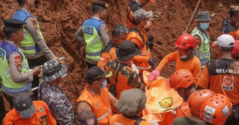 Ινδονησία: 11 νεκροί και 12 αγνοούμενοι εξαιτίας κατολίσθησης Ινδονησία: 11 νεκροί και 12 αγνοούμενοι εξαιτίας κατολίσθησης