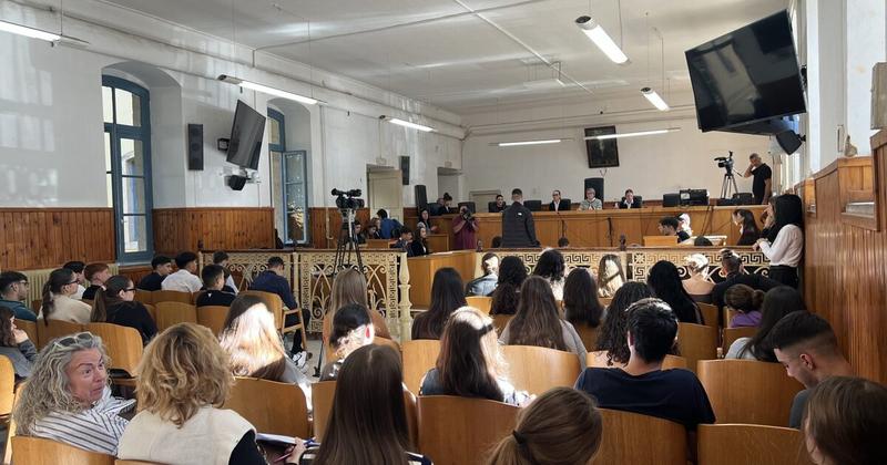 Στα Χανιά οι πρώτες εικονικές δίκες με πρωταγωνιστές μαθητές και μαθήτριες Στα Χανιά οι πρώτες εικονικές δίκες με πρωταγωνιστές μαθητές και μαθήτριες