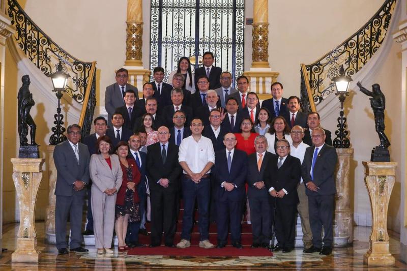 Planillas gordas, servicios flacos Planillas gordas, servicios flacos