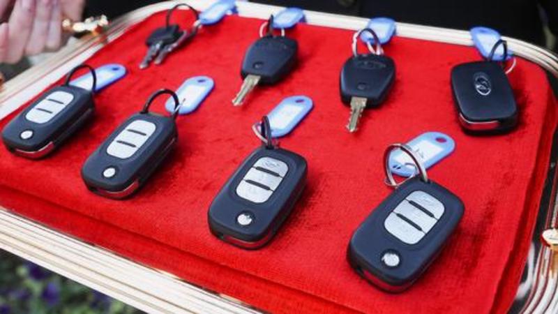 А наши учителя и наши школы не заслуживают таких подарков?