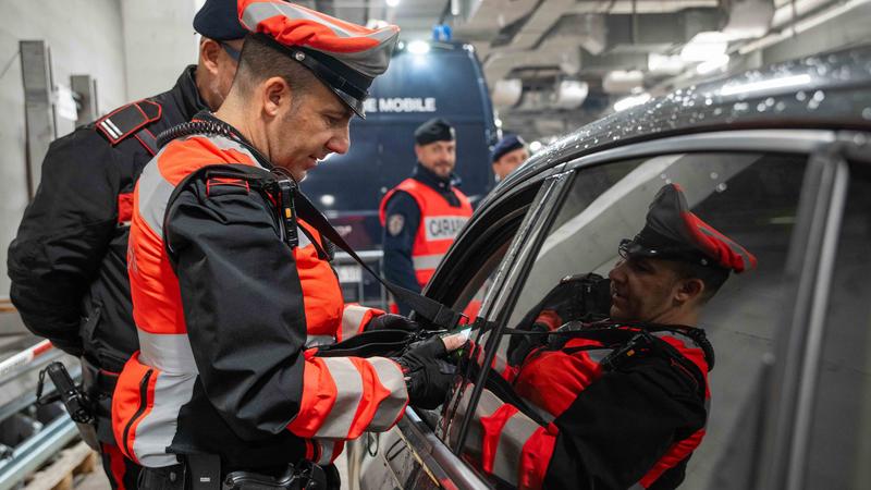 Va a prendere un ubriaco ma è positivo all’alcoltest: tassista denunciato, rischia la licenza