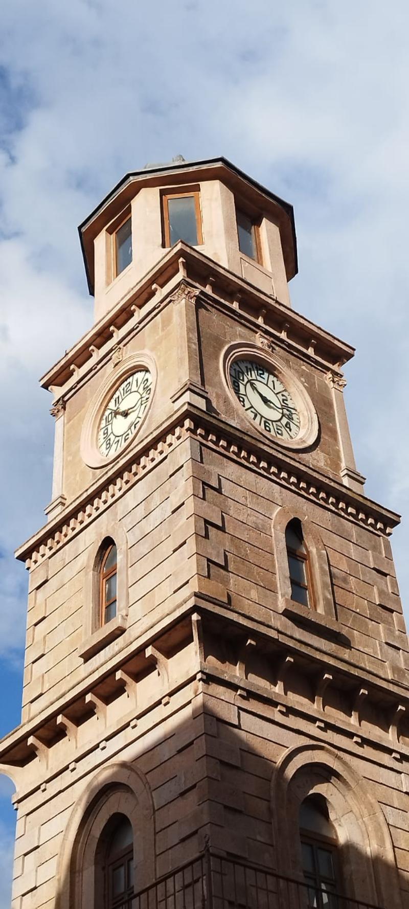 Zamanı hissettiğimiz için mutlu, bildiğimiz için mutsuzuz Zamanı hissettiğimiz için mutlu, bildiğimiz için mutsuzuz