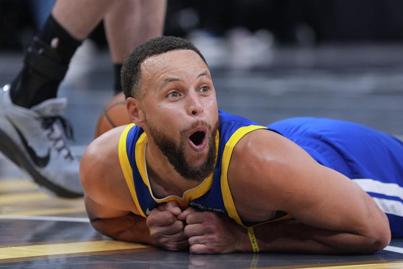 Warriors' Steph Curry starts his unique free agency with a show-stopping night