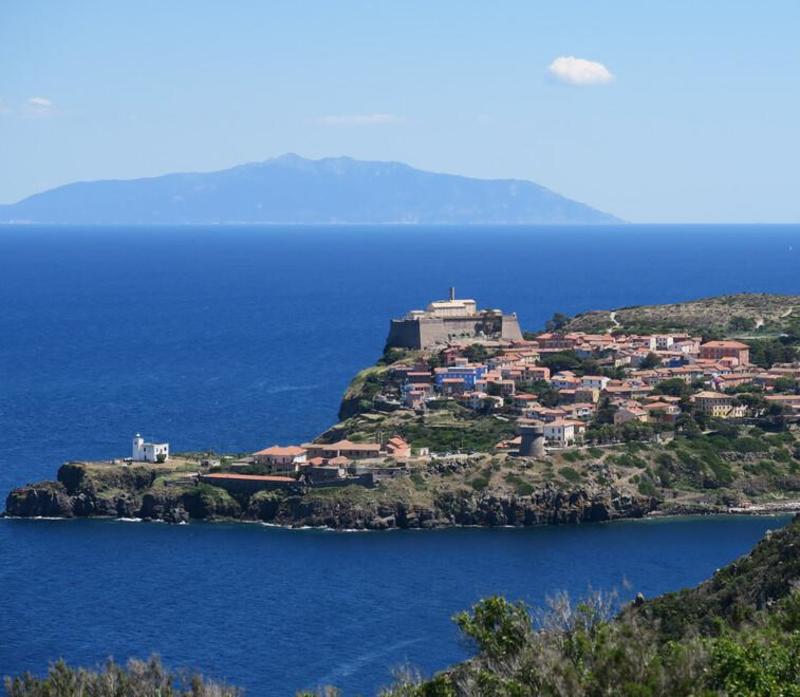 Capraia si scopre isola degli abusi: esposto sui lavori coi soldi del Pnrr – «Autorizzazioni inesistenti»: le opere nel mirino