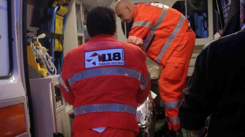 Dramma della solitudine: trovato morto fuori dall’auto in cui trascorreva la notte