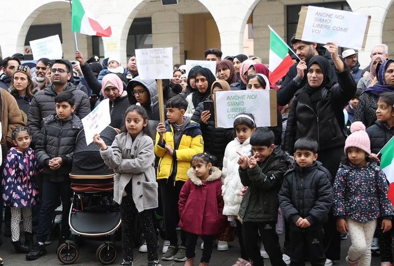 Portomaggiore, la comunità pachistana in piazza per le donne libere