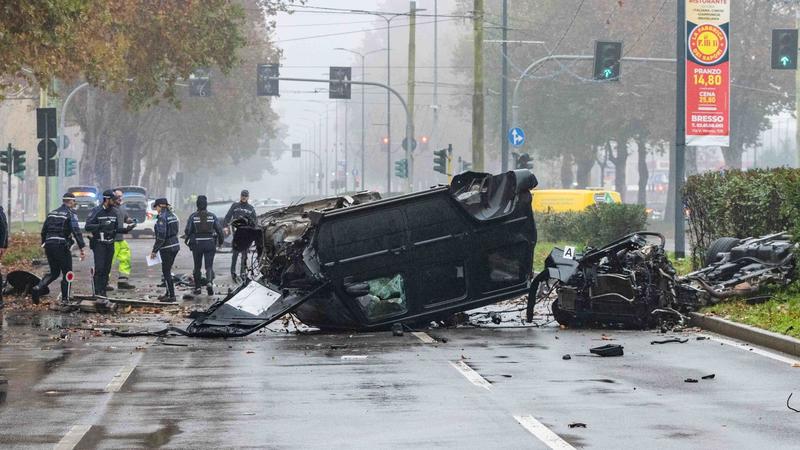 Schianto all’alba, le bugie del 20enne senza patente: “Le macchie di sangue? Sono sceso dal tram, aiutavo i feriti”. Tradito dalla scarpa nella Mercedes /