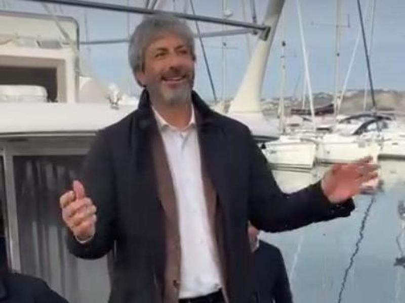 A Procida il comizio a bordo del gozzo delle polemiche: Â«Non ci fermano con le schifezze su di meÂ» | VD