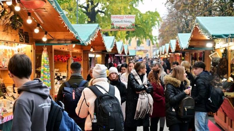 Bretzel e churros e tante idee regalo: apre il Villaggio di Natale - Il video Bretzel e churros e tante idee regalo: apre il Villaggio di Natale - Il video