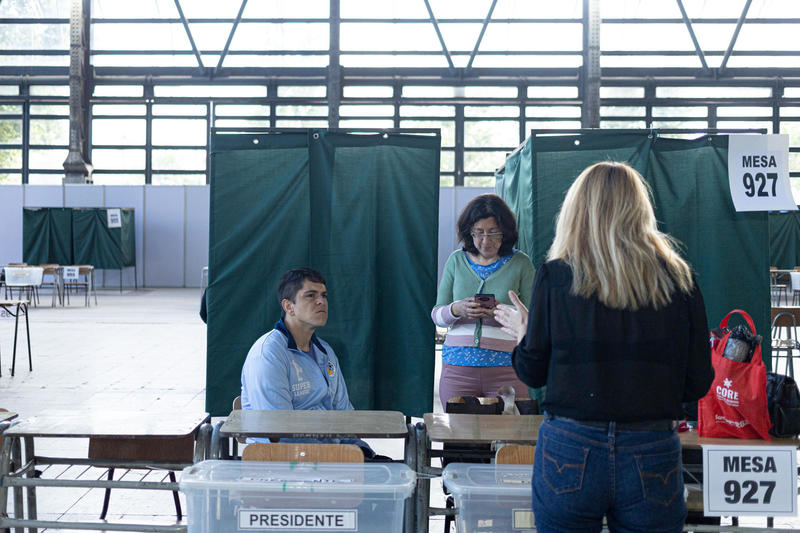 Abren los centros de votación en Chile para los comicios presidenciales y parlamentarios Abren los centros de votación en Chile para los comicios presidenciales y parlamentarios