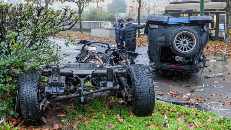 Al volante senza patente, 20enne si schianta con Il Suv Mercedes contro un’auto a grandissima velocità: morto un 19enne, tre feriti. Il guidatore si finge soccorritore: “Ero in tram”