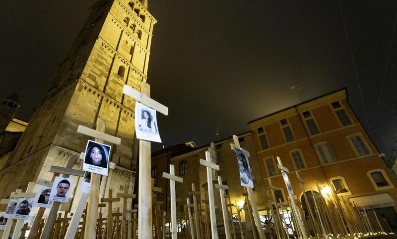 Un migliaio di croci in piazza Torre per ricordare le vittime della strada