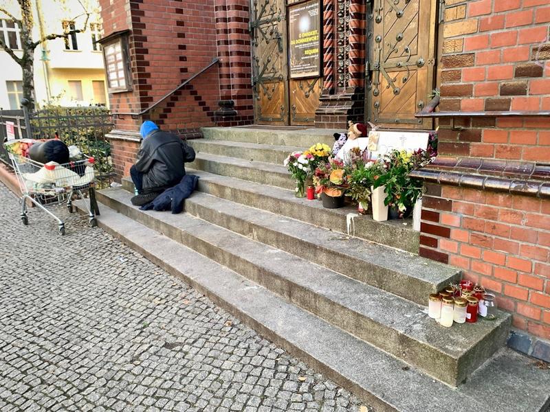 Oft nerven die vielen Obdachlosen dieser Stadt mächtig, doch manchmal gibt es Grund zur Trauer