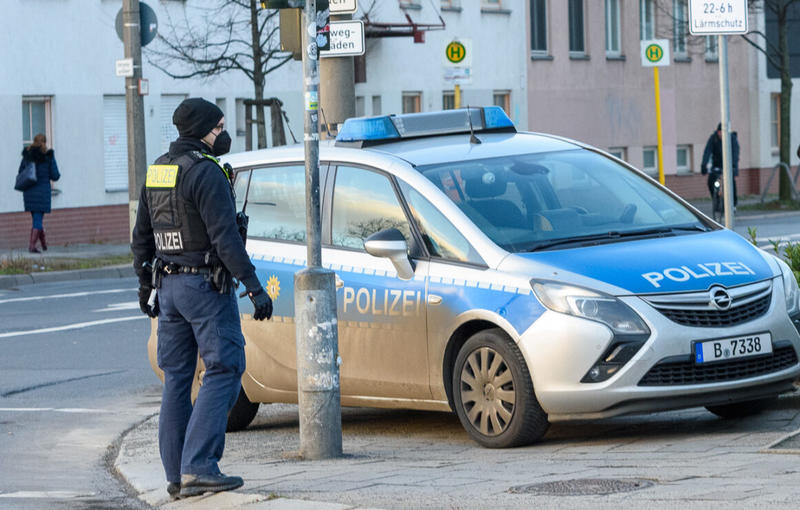 Polizei schießt auf eine gehörlose Zwölfjährige und tötet sie fast