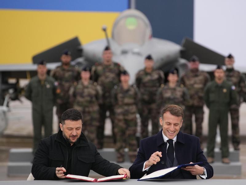 Macron-Zelensky: accordo «storico» su armamenti per Kiev. Intesa per caccia, sistemi di intercettazioni e droni