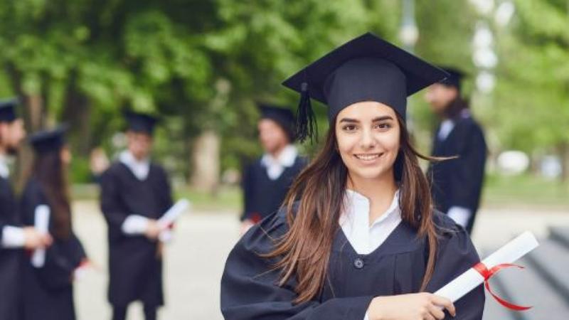 Perché alcune donne nascondono il proprio titolo di studio nei siti di appuntamenti online: i dati sulle «italiane di troppo»