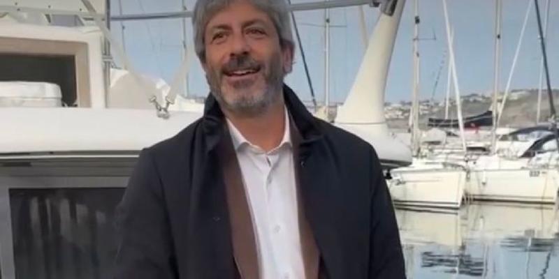 Un salto sul gozzo per affondare la politica più volgare