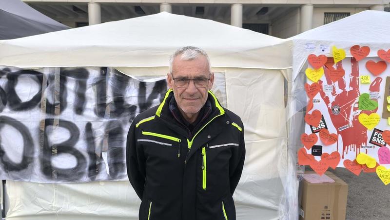 Maskirane osobe iscepale transparente na mestu gde Milomir Jaćimović štrajkuje glađu (VIDEO)