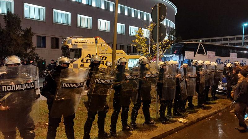 Više povređenih u incidentima u Novom Sadu, Jaćimović pozvao na blokiranje Beograda (FOTO, VIDEO)