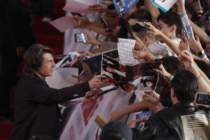 Tom Cruise recibe su primer Óscar en los Governors Awards y promete defender el cine