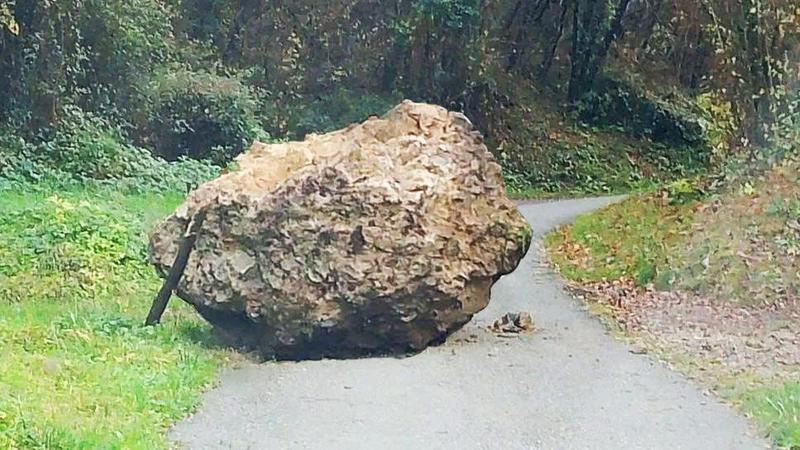 Frana sulla strada comunale, piomba un masso da 60 quintali: isolate una decina di famiglie in Valle Brembana