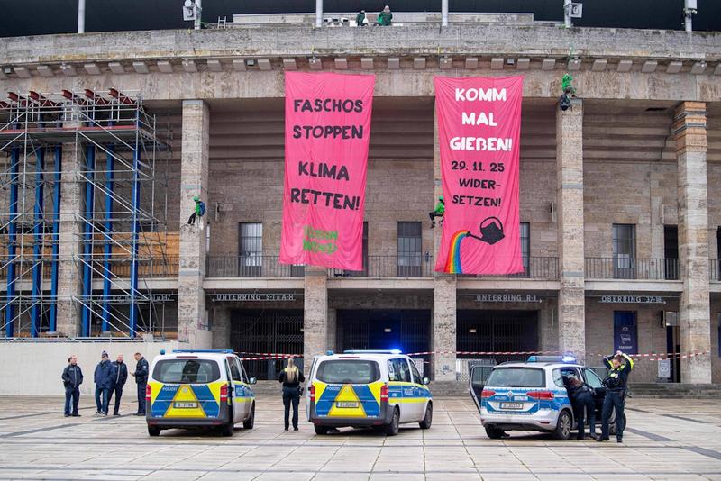 Protest gegen AfD-Parteijugend: Klimaaktivisten seilen sich von Dach des Olympiastadions ab
