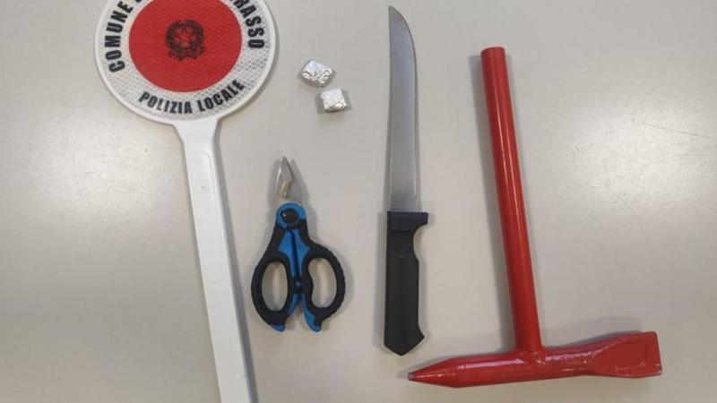 Abbiategrasso, si aggira in centro brandendo un coltello: denunciato