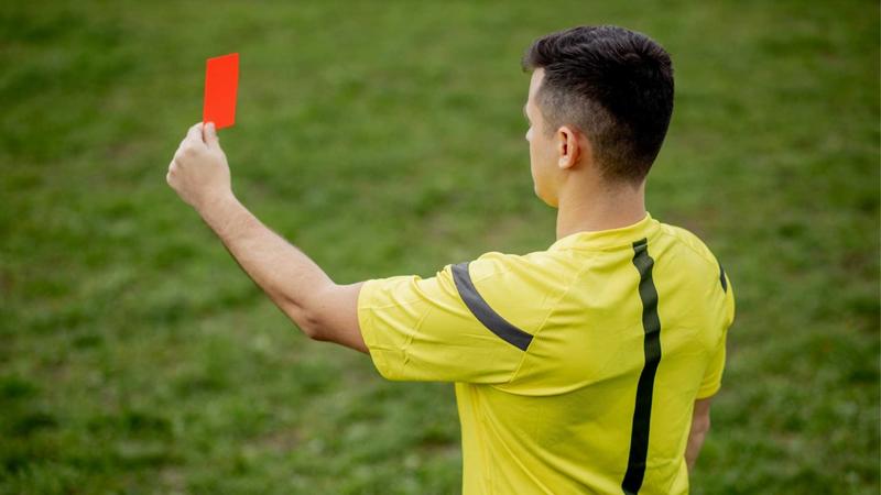 Qualiano, arbitro aggredito durante una gara diÂ Under 19: pugno inÂ un occhio da un 17enne