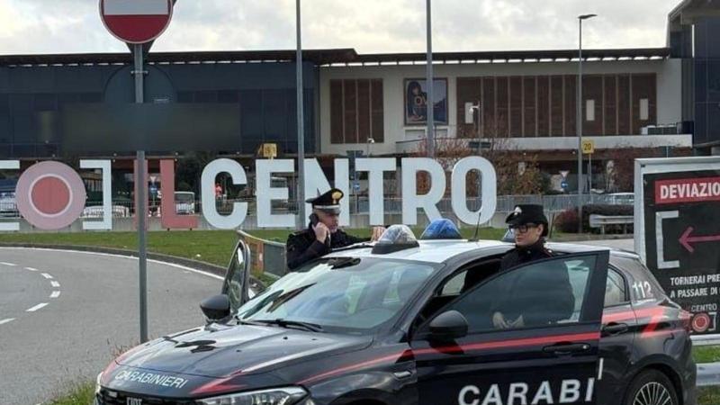 Rubano portafogli e si precipitano a prelevare al bancomat: due donne arrestate al centro commerciale di Arese